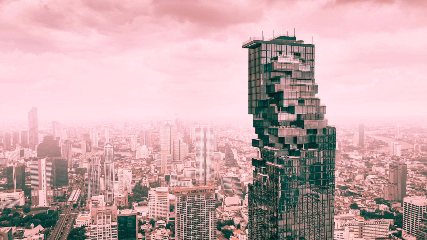 La Pixel Tower (Mahanakhon Tower) de Bangkok, source d'inspiration pour Qargo - Une image captivante illustrant la tour emblématique qui a influencé Qargo, où la découverte du QR code a été un moment décisif dans son cheminement artistique.