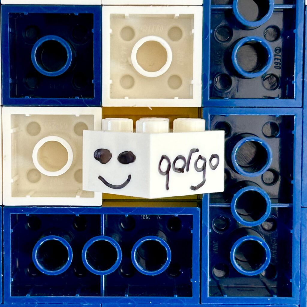 œuvre d’art, pop-art, lego, qr code, Easter Egg qargo : Signature Manuscrite et Smiley au Milieu des Briques LEGO du QR Code