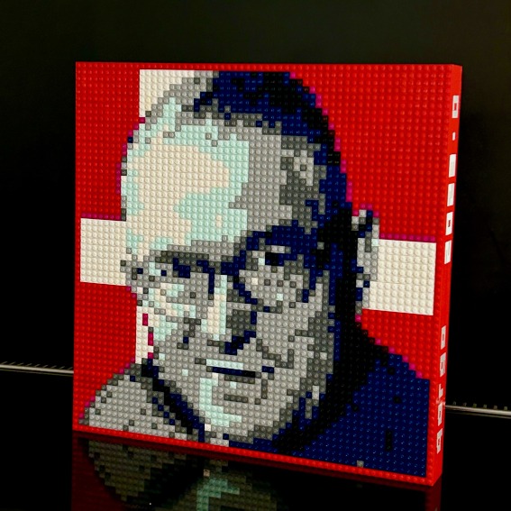 œuvre d’art, pop-art, lego, qr code, Art Lego : Portrait Inédit d'Ole Christiansen, Fond Noir, Socle Miroir