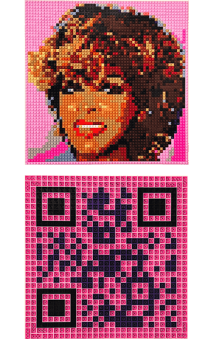 Œuvre d'art LEGO : Portrait original de Tina Turner en briques lego (recto) et QR code (verso), une création artistique unique."