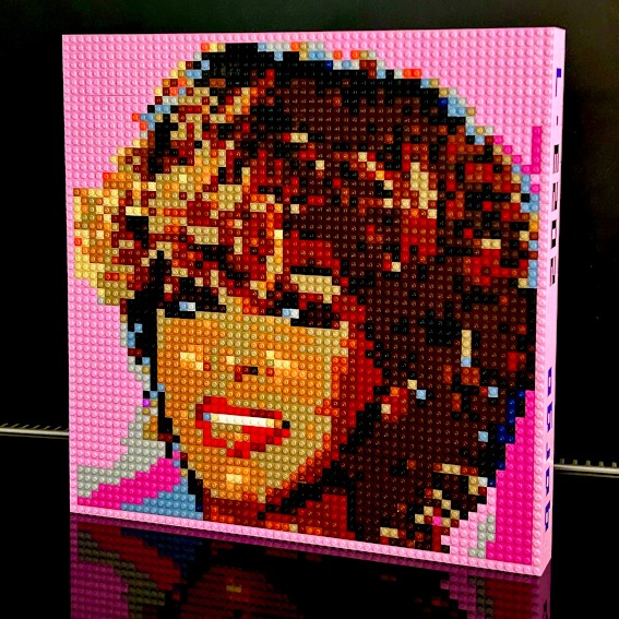 œuvre d’art, pop-art, lego, qr code, Art Lego : Portrait Inédit de Tina Turner, Fond Noir, Socle Miroir