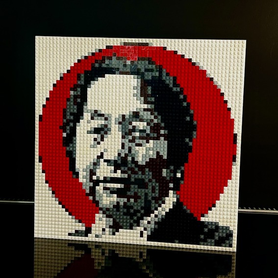 œuvre d’art, pop-art, lego, qr code, Art Lego : Portrait Inédit de Masahiro Hara, Fond Noir, Socle Miroir