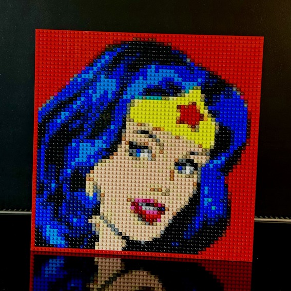 œuvre d’art, pop-art, lego, qr code, Art Lego : Portrait Inédit de Wonder Woman, Fond Noir, Socle Miroir