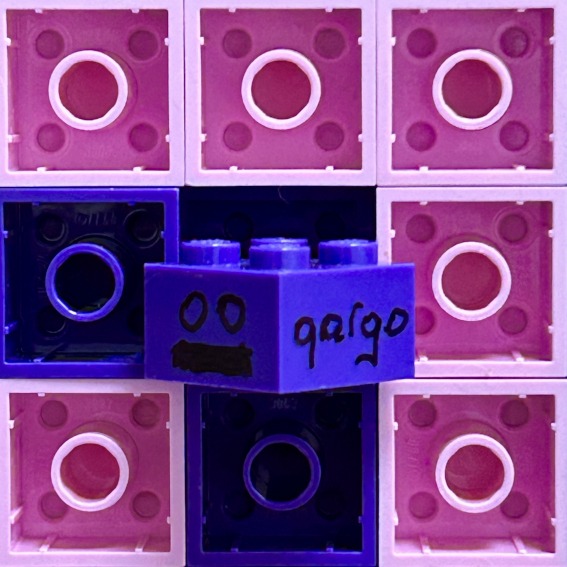œuvre d’art, pop-art, lego, qr code, Easter Egg Qargo : Signature Manuscrite et Smiley au Milieu des Briques LEGO du QR Code