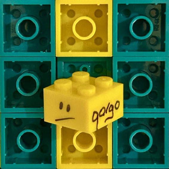 œuvre d’art, pop-art, lego, qr code, Easter Egg Qargo : Signature Manuscrite et Smiley au Milieu des Briques LEGO du QR Code
