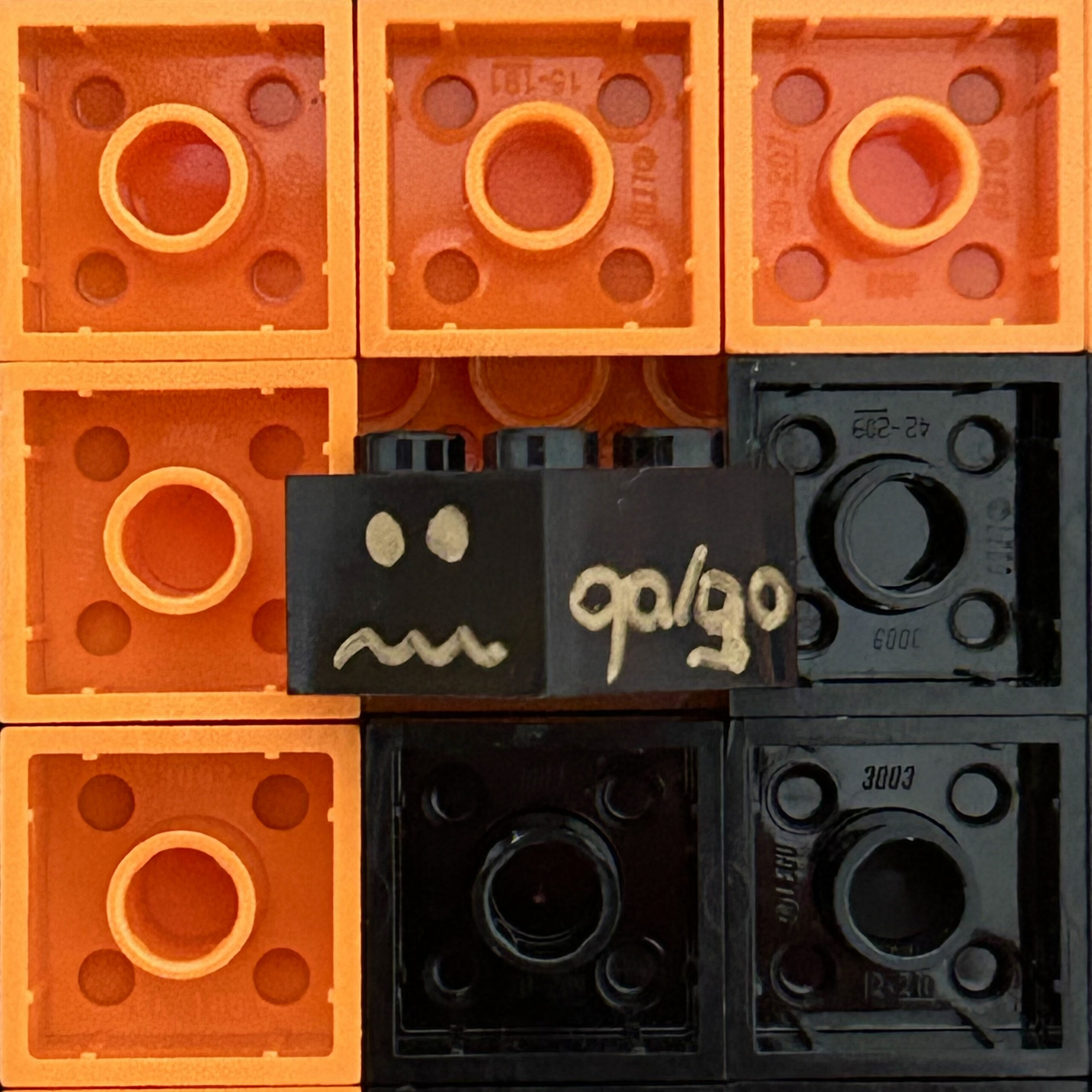 œuvre d’art, pop-art, lego, qr code, Easter Egg Qargo : Signature Manuscrite et Smiley au Milieu des Briques LEGO du QR Code