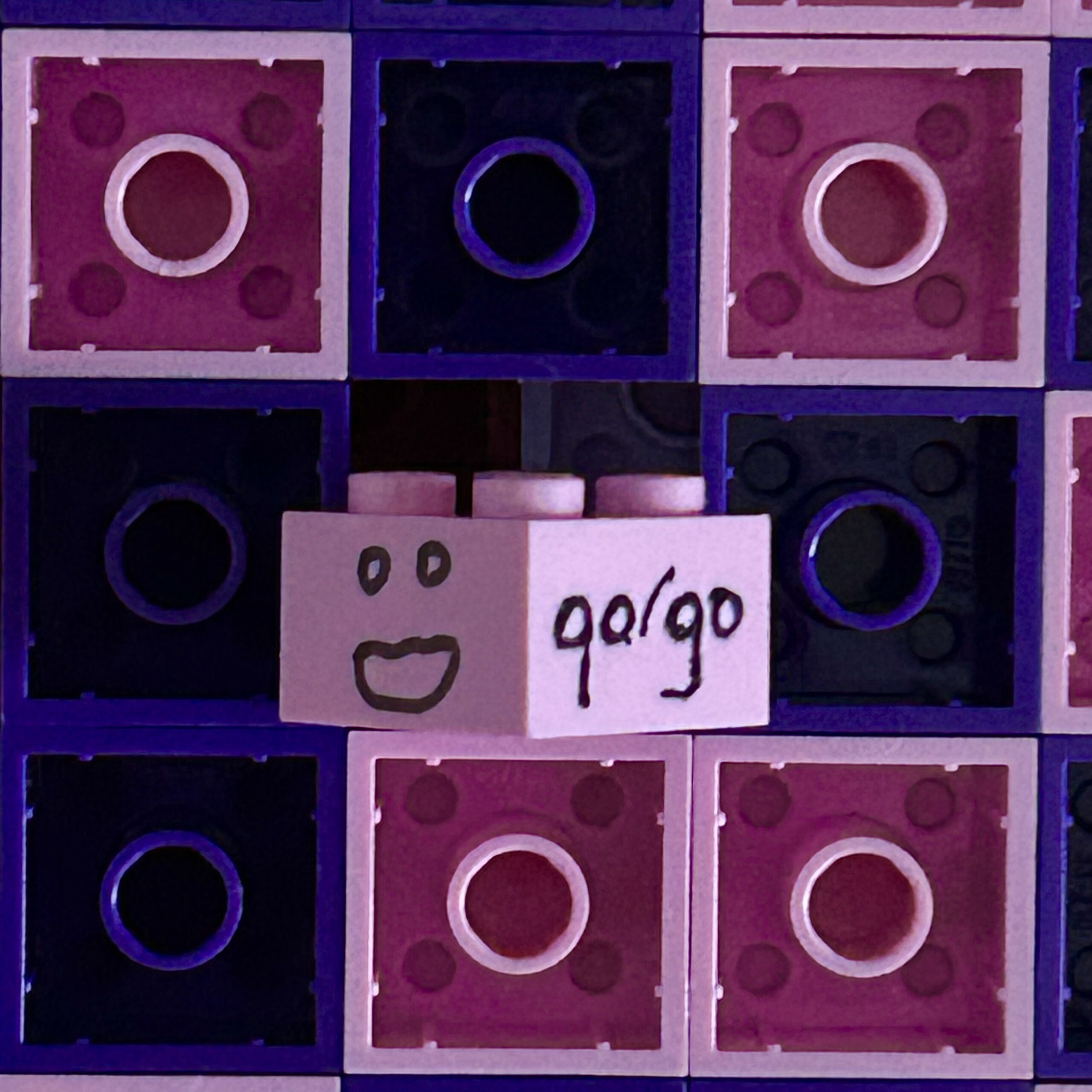 œuvre d’art, pop-art, lego, qr code, Easter Egg Qargo : Signature Manuscrite et Smiley au Milieu des Briques LEGO du QR Code