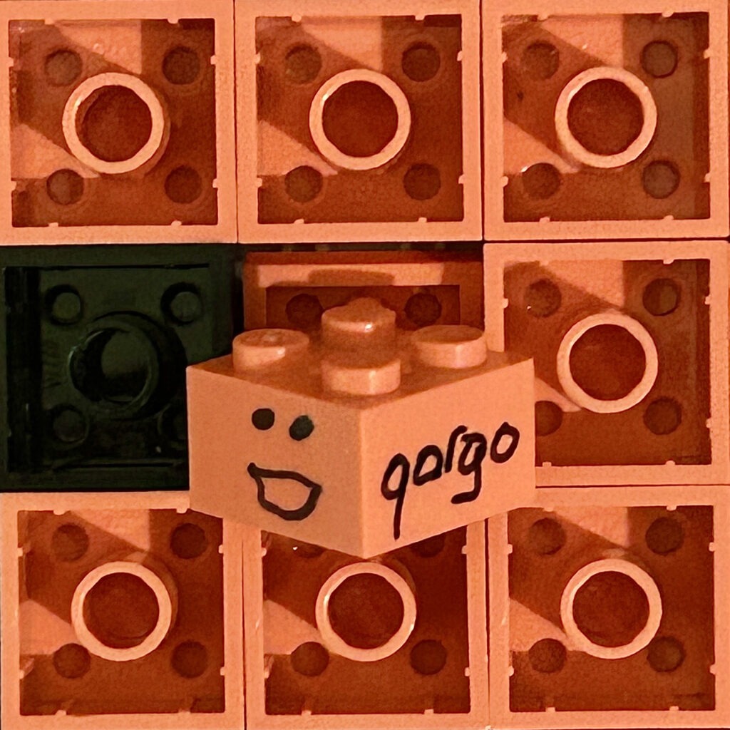 œuvre d’art, pop-art, lego, qr code, Easter Egg Qargo : Signature Manuscrite et Smiley au Milieu des Briques LEGO du QR Code