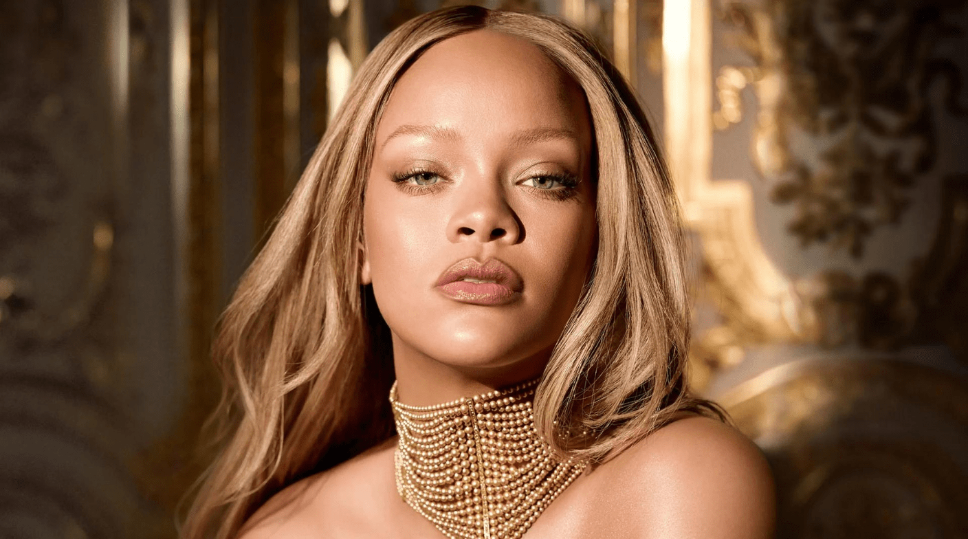 Portrait de Rihanna, icône de la musique pop et de la mode, utilisé pour illustrer l'œuvre LEGO pixelisée créée par l'artiste contemporain qargo en hommage à la chanteuse et entrepreneure.