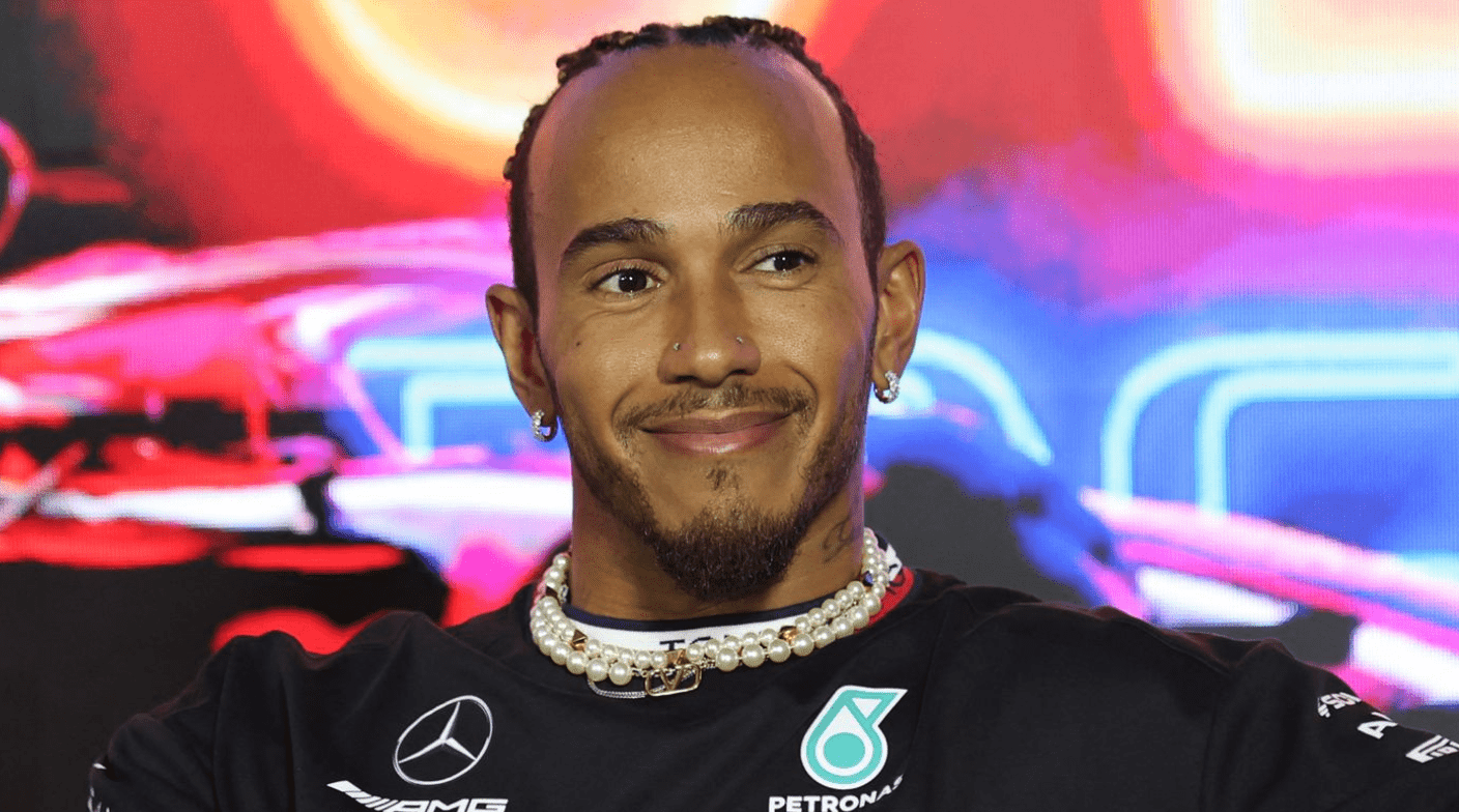 Portrait de Lewis Hamilton, champion de Formule 1, utilisé pour illustrer l'œuvre LEGO pixelisée créée par l'artiste contemporain qargo en hommage au pilote de course.