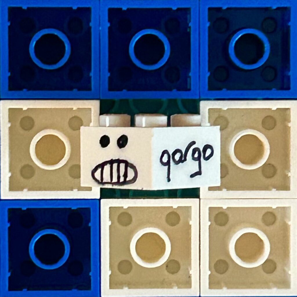 œuvre d’art, pop art, lego, qr code, Easter Egg qargo goldorak : Signature Manuscrite et Smiley au Milieu des Briques LEGO du QR Code