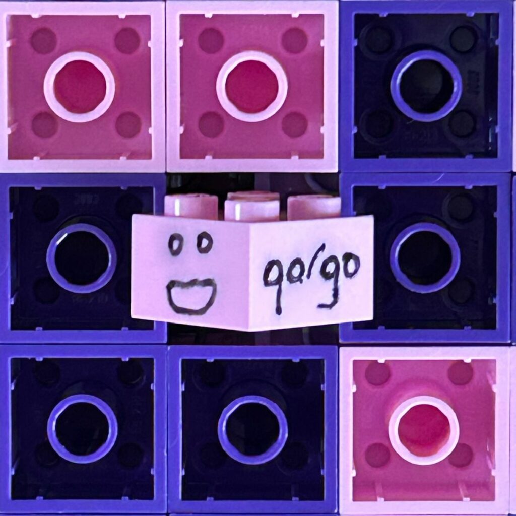 œuvre d’art, pop-art, lego, qr code, Easter Egg qargo Tina Turner : Signature Manuscrite et Smiley au Milieu des Briques LEGO du QR Code
