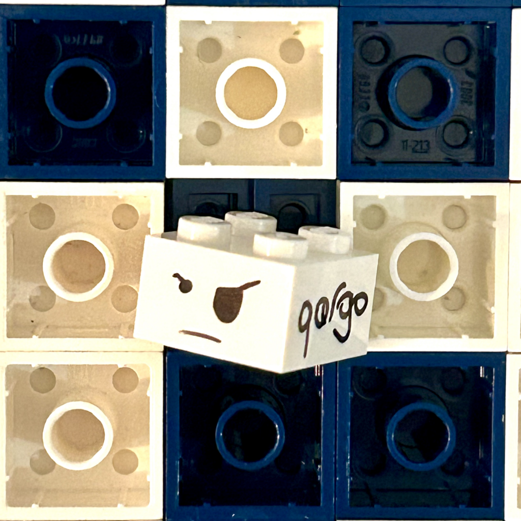 Easter Egg Qargo : Signature Manuscrite et Smiley au Milieu des Briques LEGO du QR Code