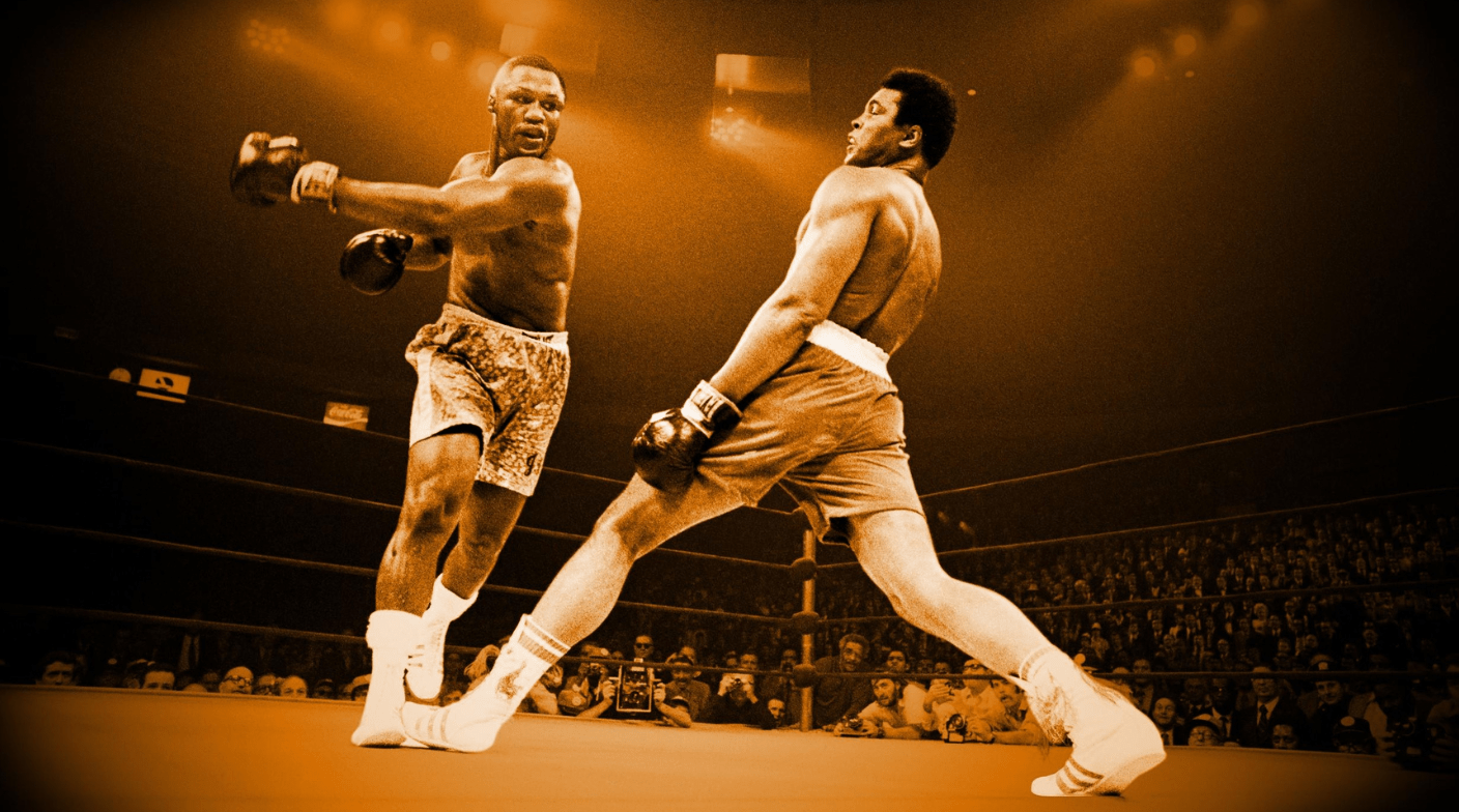 Illustration emblématique de Muhammad Ali en plein combat, utilisée pour illustrer l'œuvre LEGO pixelisée créée par l'artiste contemporain qargo en hommage à la légende de la boxe.