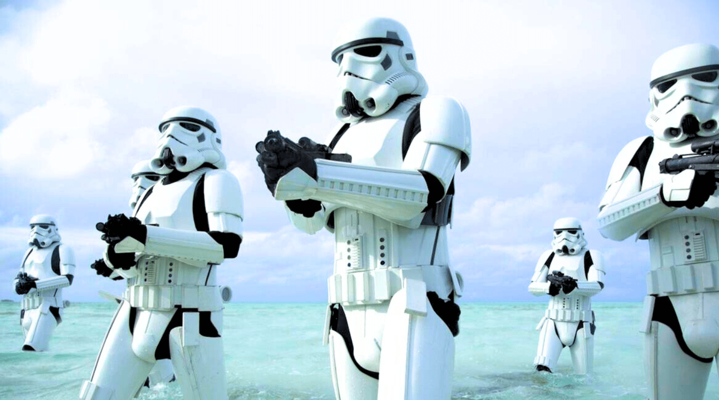 Illustration de Stormtroopers marchant dans l'eau, utilisée pour illustrer l'œuvre LEGO pixelisée créée par l'artiste contemporain qargo en hommage aux soldats emblématiques de l'univers Star Wars.