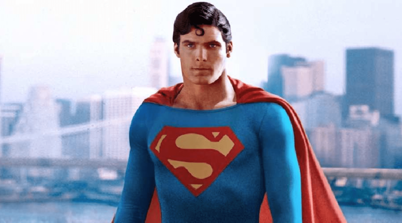 Illustration de Superman, utilisée pour illustrer l'œuvre LEGO pixelisée créée par l'artiste contemporain qargo, rendant hommage au super-héros emblématique de l'univers des comics.