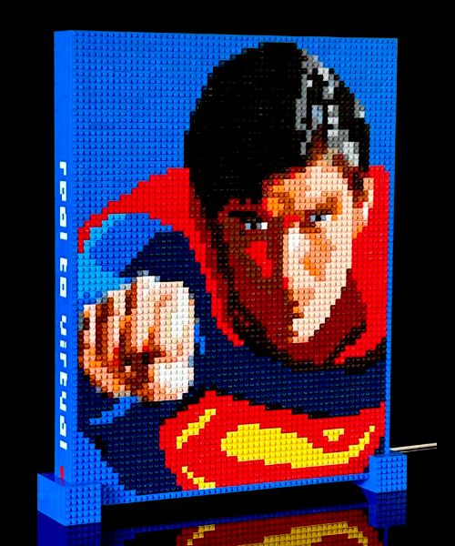 œuvre d’art, pop-art, lego, qr code, Art Lego : Portrait Inédit de Superman, Fond Noir, Socle Miroir