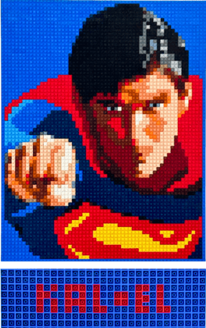 Œuvre LEGO de Superman par l'artiste contemporain qargo, montrant un portrait pixelisé du super-héros iconique avec des briques LEGO colorées, combinant art contemporain et culture pop.