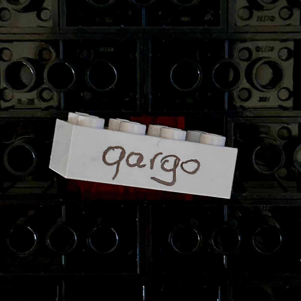 Signature de l'artiste qargo sur un lego