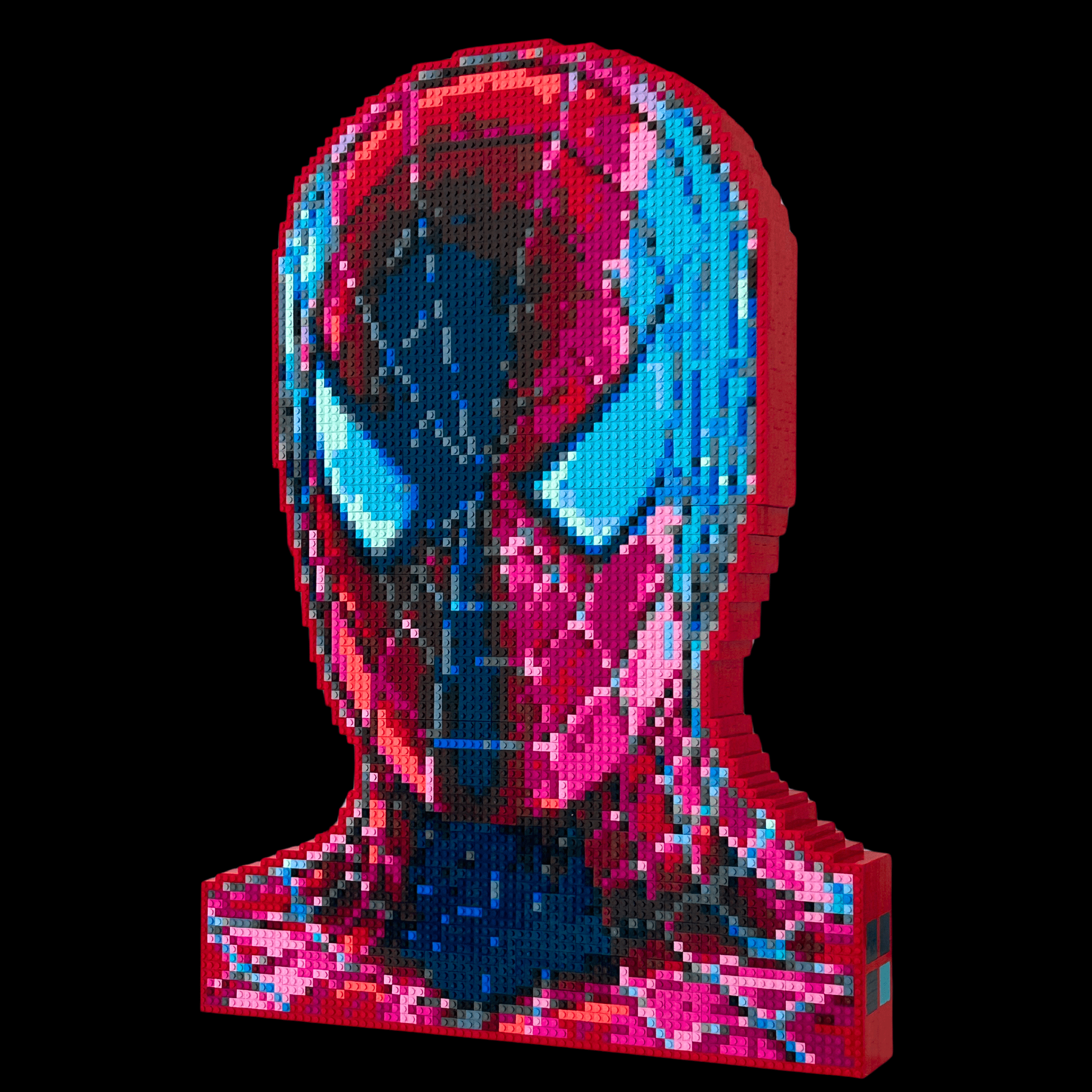 Vue latérale d'une œuvre en LEGO représentant Spider-Man. Cette sculpture pixelisée montre les détails du masque de Spider-Man, avec un effet de relief créé par les pièces LEGO colorées.