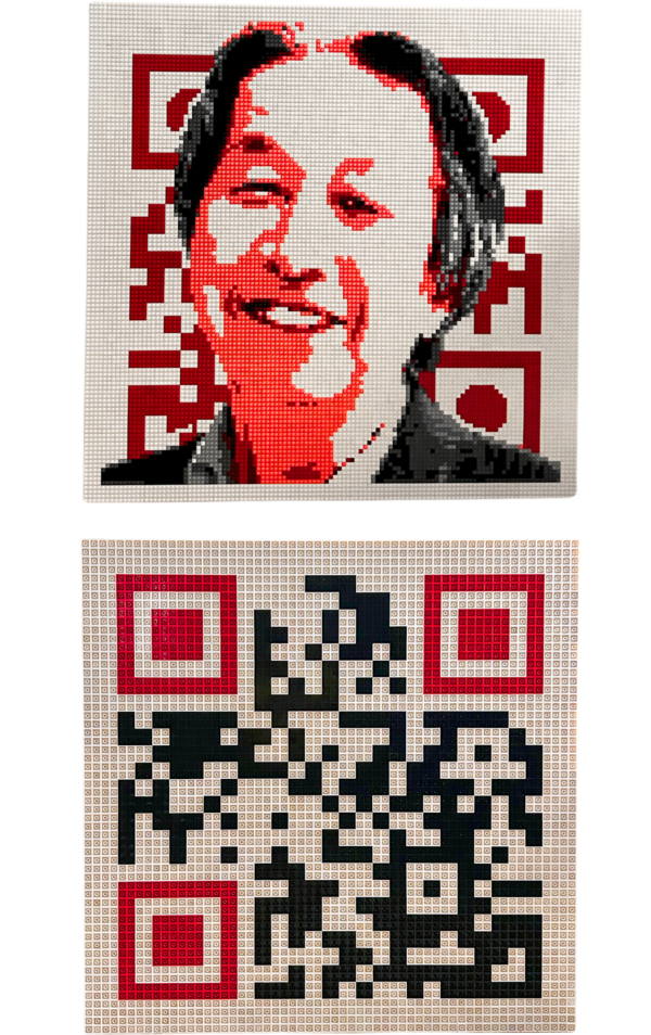 Œuvre en Lego de qargo avec le portrait de Masahiro Hara au recto et un QR code au verso racontant l'histoire de l'inventeur du QR code.