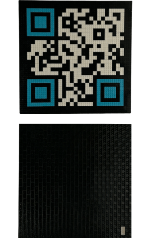 Prototype qargo en LEGO créé par l'artiste qargo, montrant un QR code en lego fonctionnel.