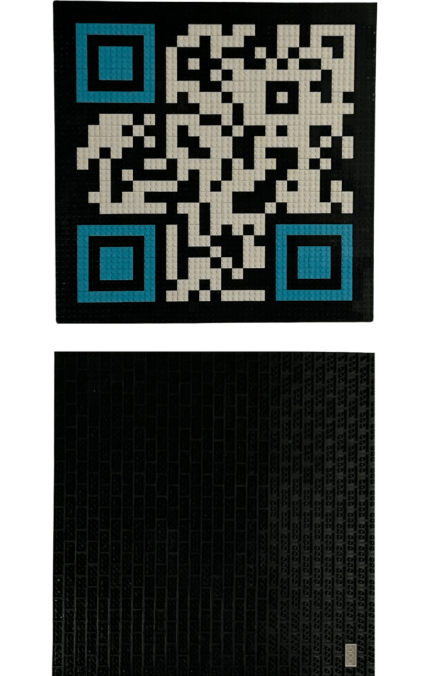 Prototype qargo en LEGO créé par l'artiste qargo, montrant un QR code en lego fonctionnel.