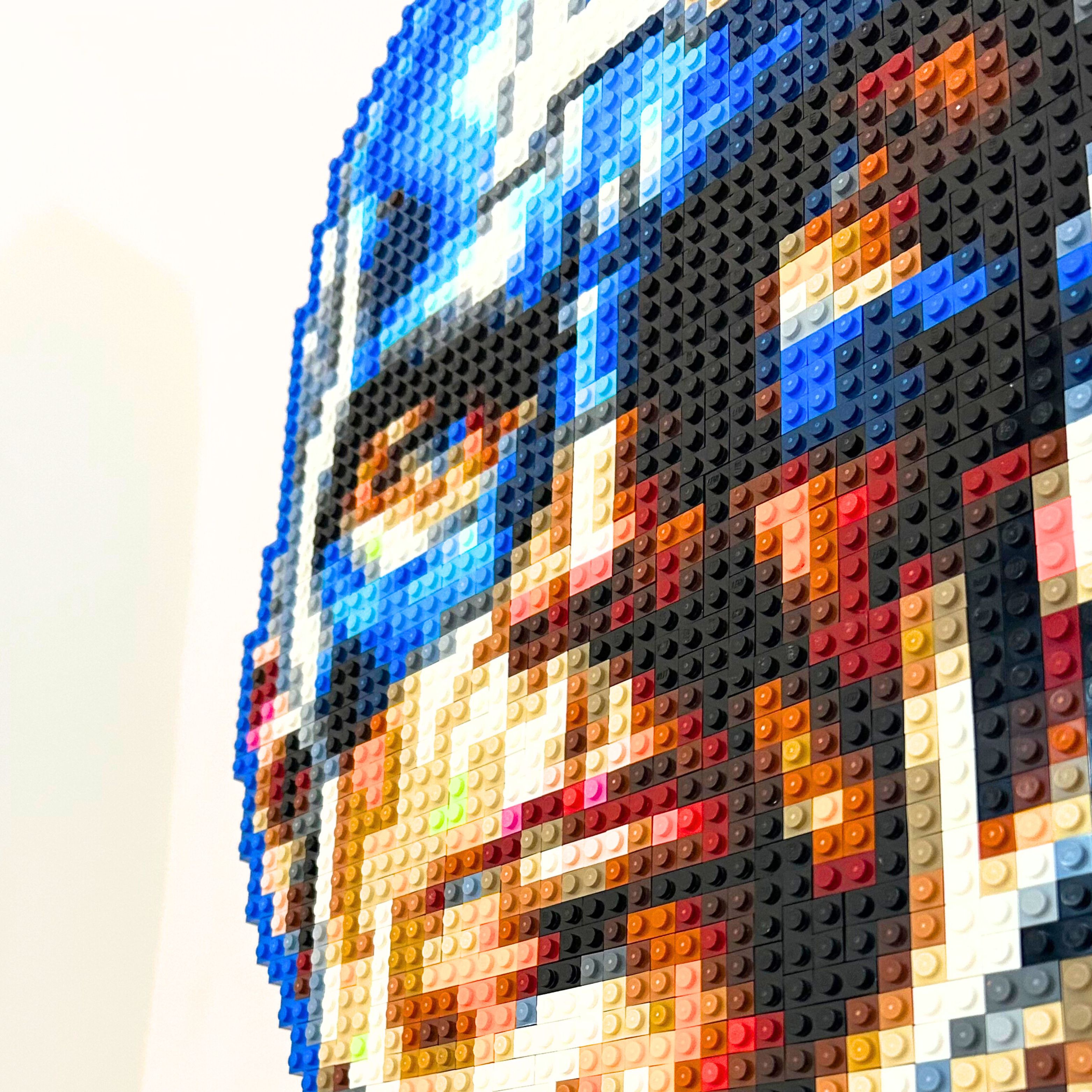 Portrait LEGO de Captain America (Steve Rogers) réalisé par l'artiste qargo, mettant en lumière les détails stylisés et vibrants du héros Marvel, avec un focus sur le visage emblématique.