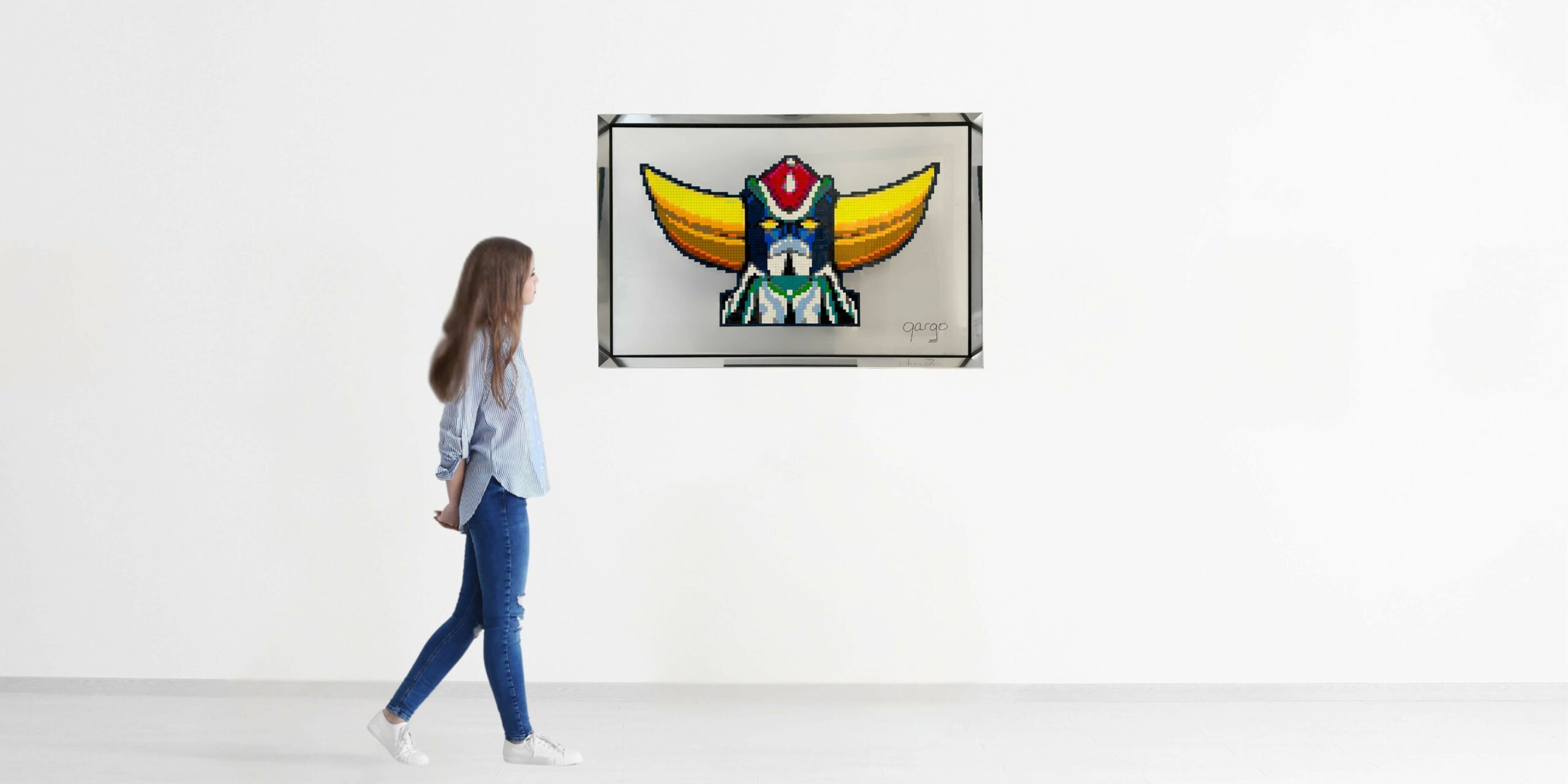 goldorak-qargo-artbasel-Paris Vue d’exposition de l’œuvre “Goldorak” par l’artiste LEGO qargo à Paris, une mosaïque LEGO inspirée du robot culte japonais.