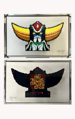 Sculpture LEGO de Goldorak par l’artiste qargo, montée sur plexiglas et encadrée dans un cadre mural Nielsen à réhausse noire, avec au dos un QR code en LEGO servant de signature interactive.
