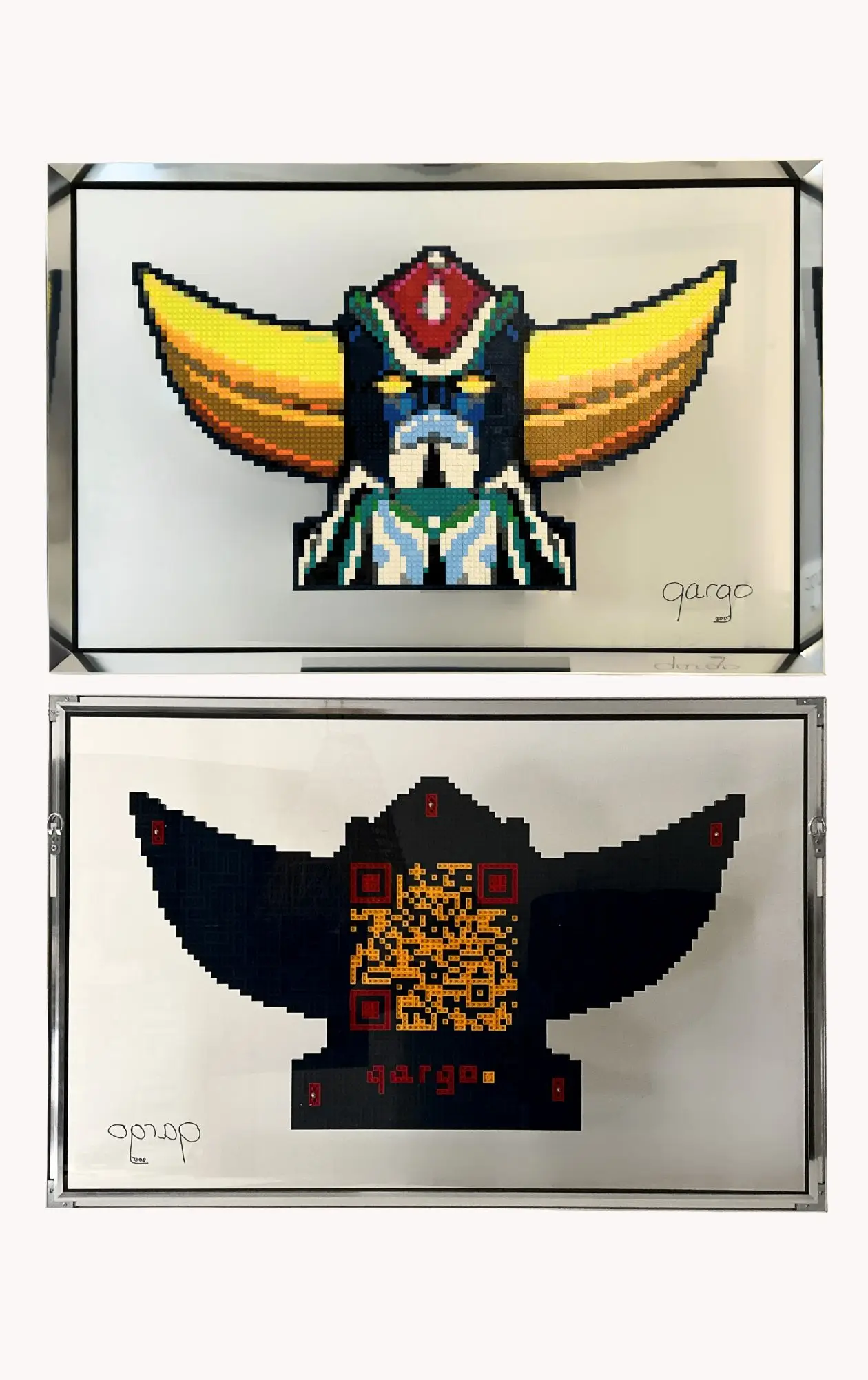 Sculpture LEGO de Goldorak par l’artiste qargo, montée sur plexiglas et encadrée dans un cadre mural Nielsen à réhausse noire, avec au dos un QR code en LEGO servant de signature interactive.