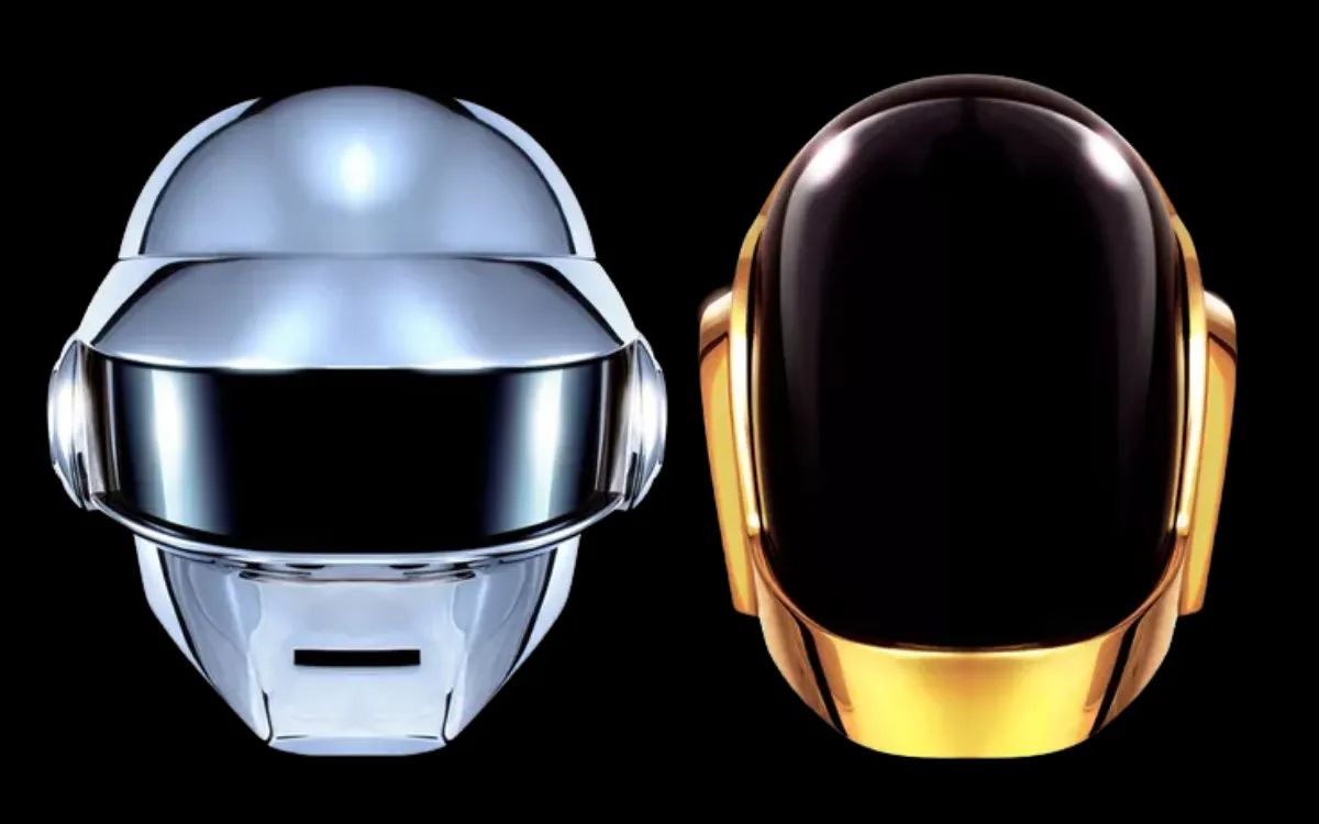 Casques iconiques de Daft Punk argent et or, référence visuelle du duo électronique français