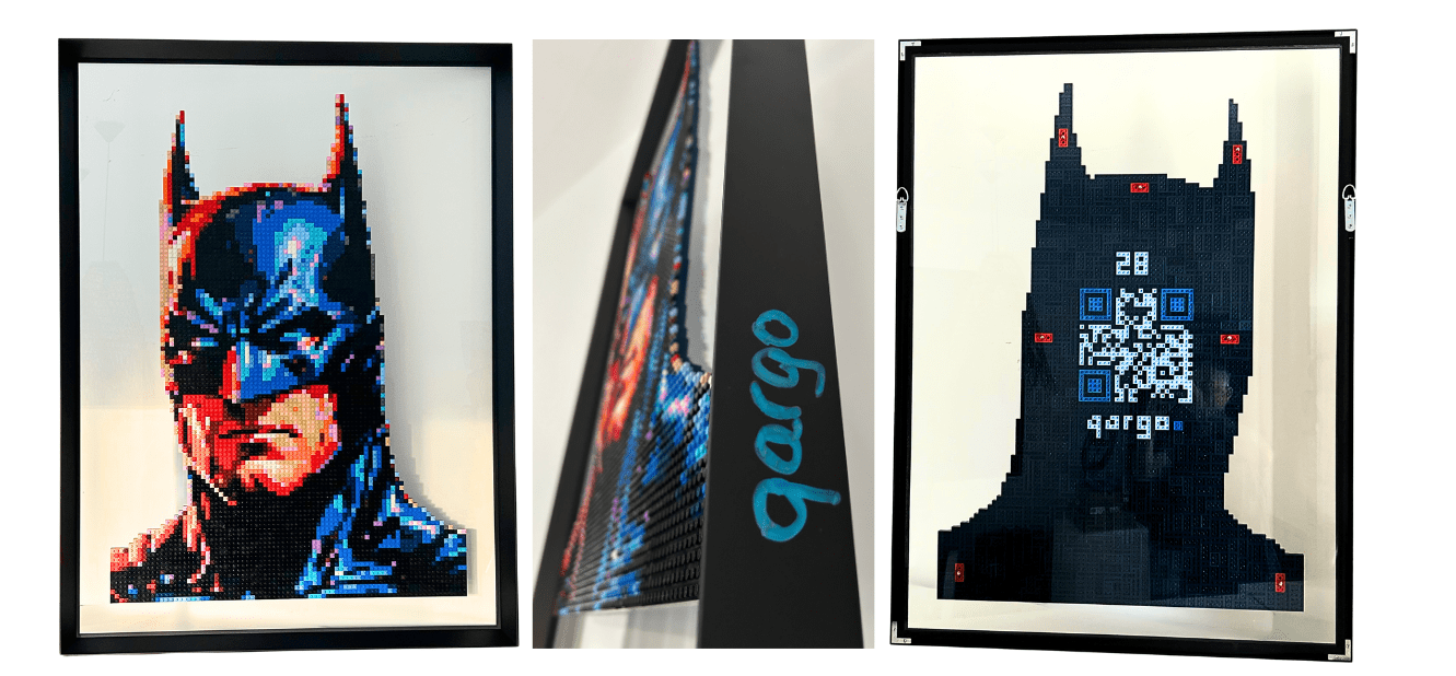 Œuvre murale Batman en briques LEGO® par l’artiste qargo, encadrée en aluminium noir mat, avec signature latérale et QR code au verso