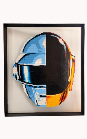 Œuvre Daft Punk en briques LEGO® par l’artiste qargo, portrait mural encadré en aluminium noir mat