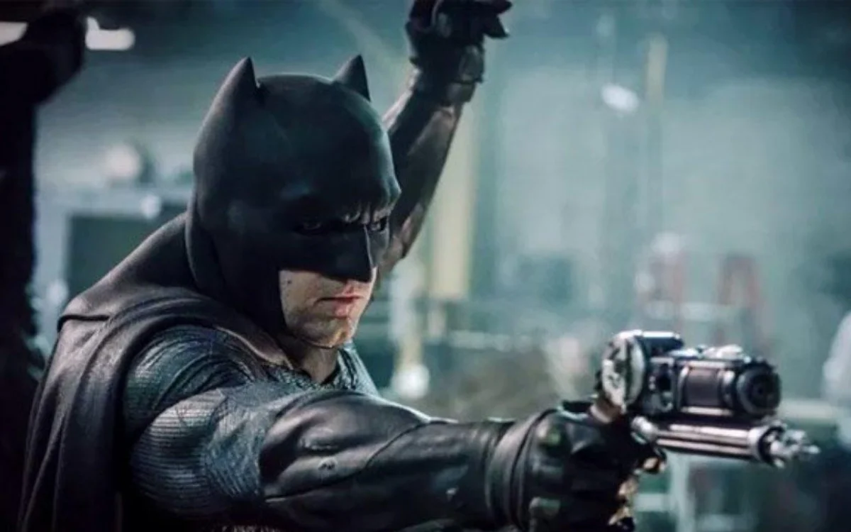 Batman dans une scène de film, référence cinématographique du personnage en tenue sombre et posture de combat