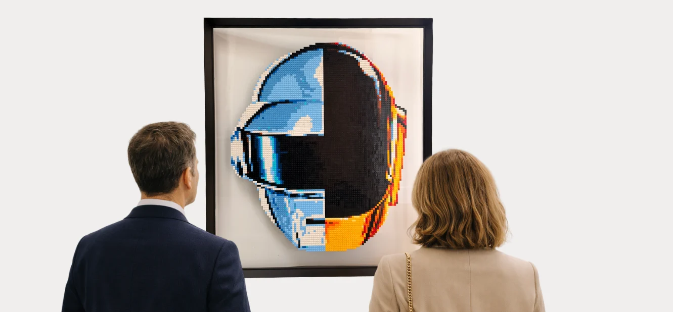Œuvre Daft Punk en LEGO® de l’artiste qargo exposée en galerie, sculpture murale iconique observée par des visiteurs
