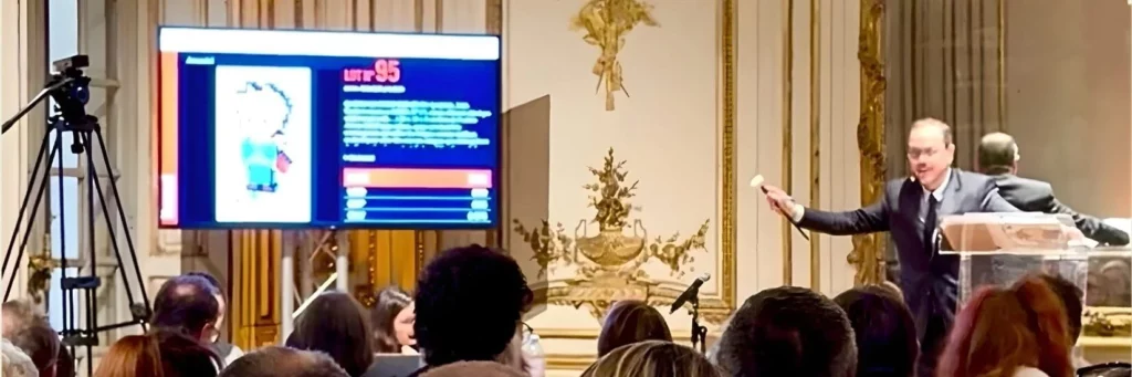 Arnaud Oliveux, commissaire-priseur chez Artcurial, présentant l’œuvre Le Petit Prince de qargo lors de la vente Street For Kids à Paris.